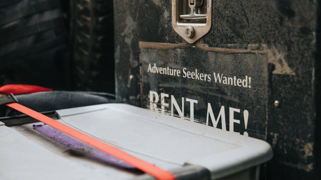 Séjour à l’étranger : garder son logement sans payer de loyer